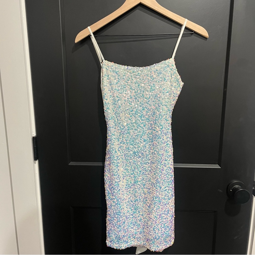 White sequin hoco dress size:xs,fits so well and it was my favorite